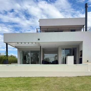 Casa al lago 3 dormitorios mas escritorio en alquiler
