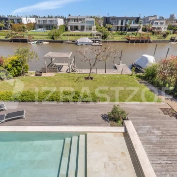 Casa con diseño de autor en venta con salida al río en Barrio Náutico Albanueva