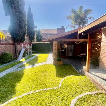 Casa venta 4 ambientes con jardin