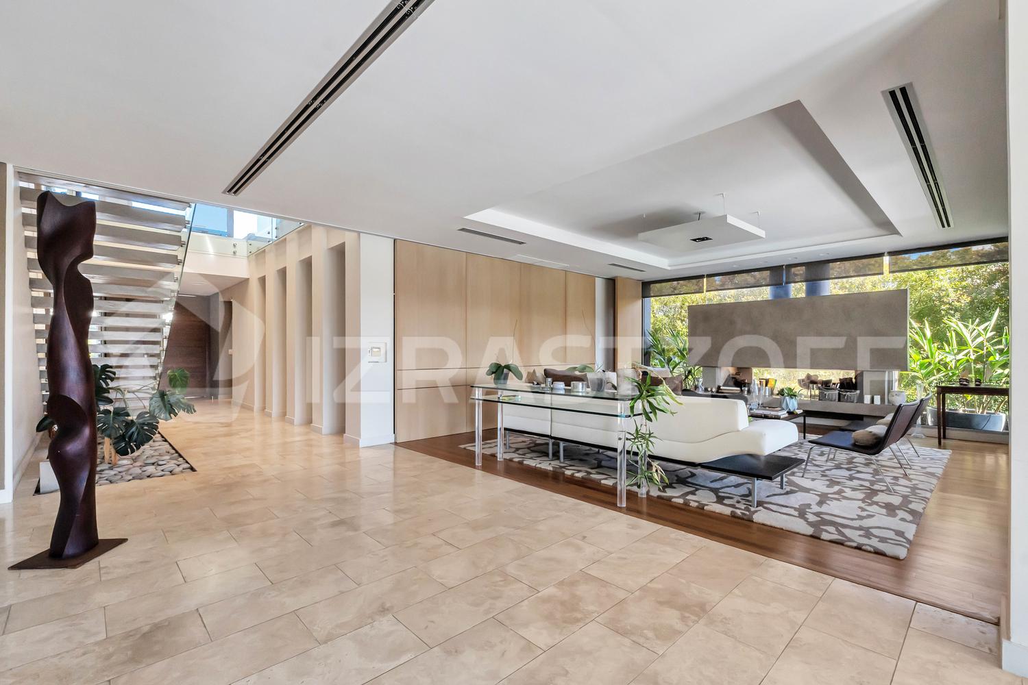 Vista del hall, living y salón de música con su cerramiento de madera