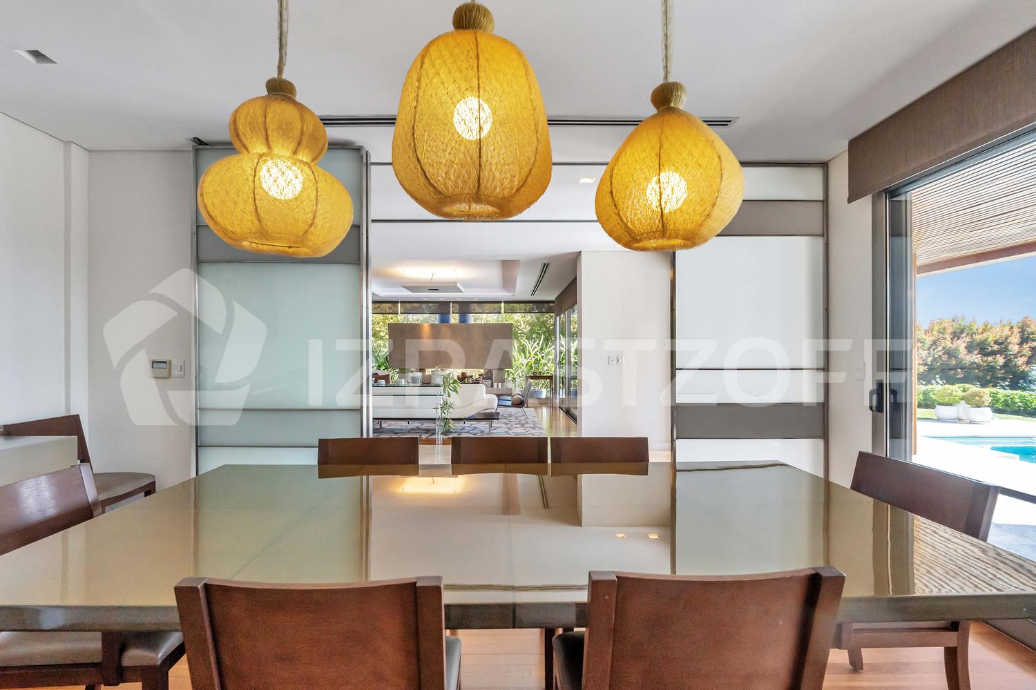 Comedor con cerramiento para integrarlo al living o no