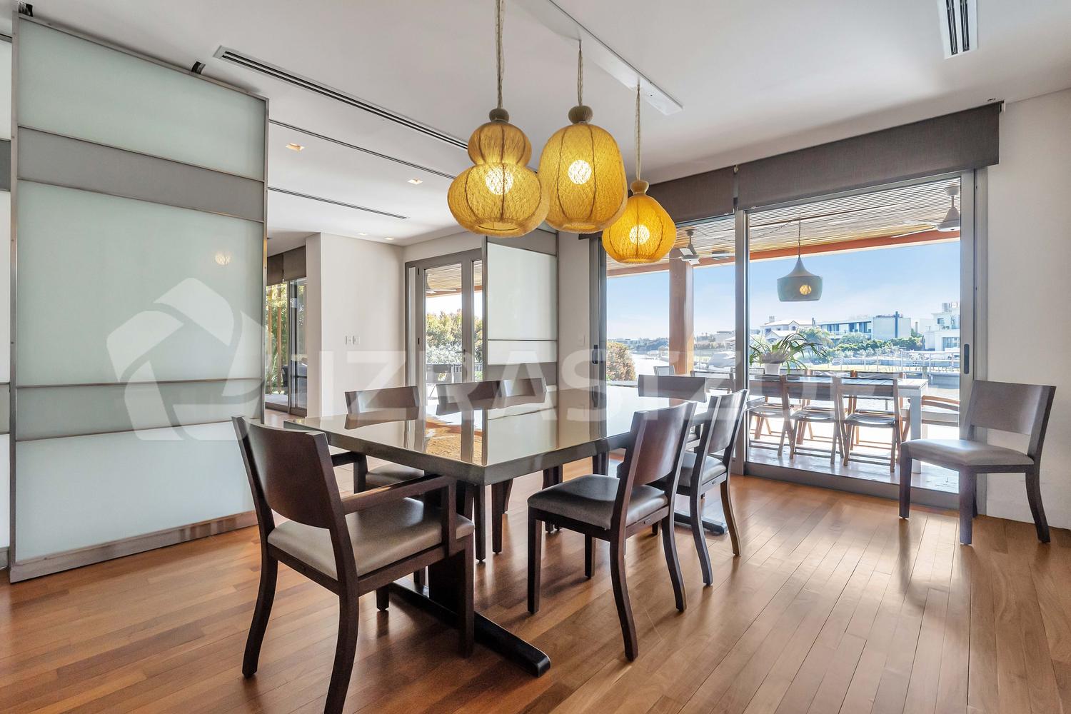 Comedor con cerramiento y vista a la galería