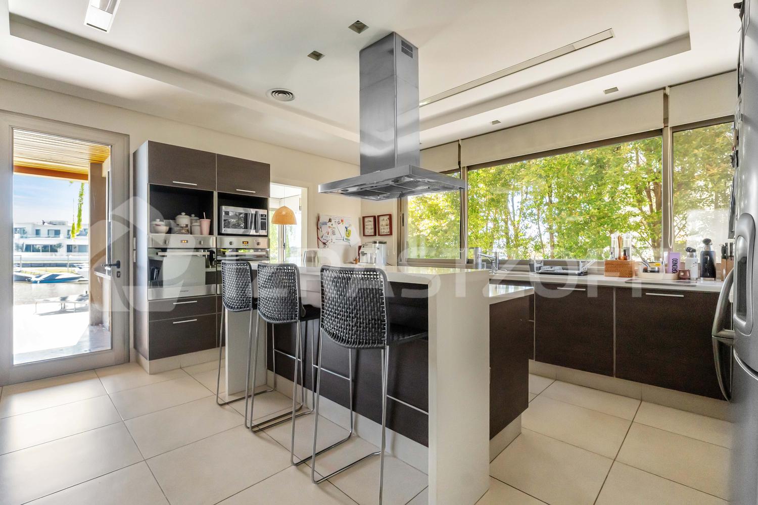 Cocina y acceso a comedor diario