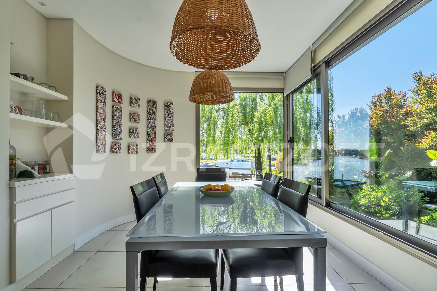 Comedor diario con vista al canal