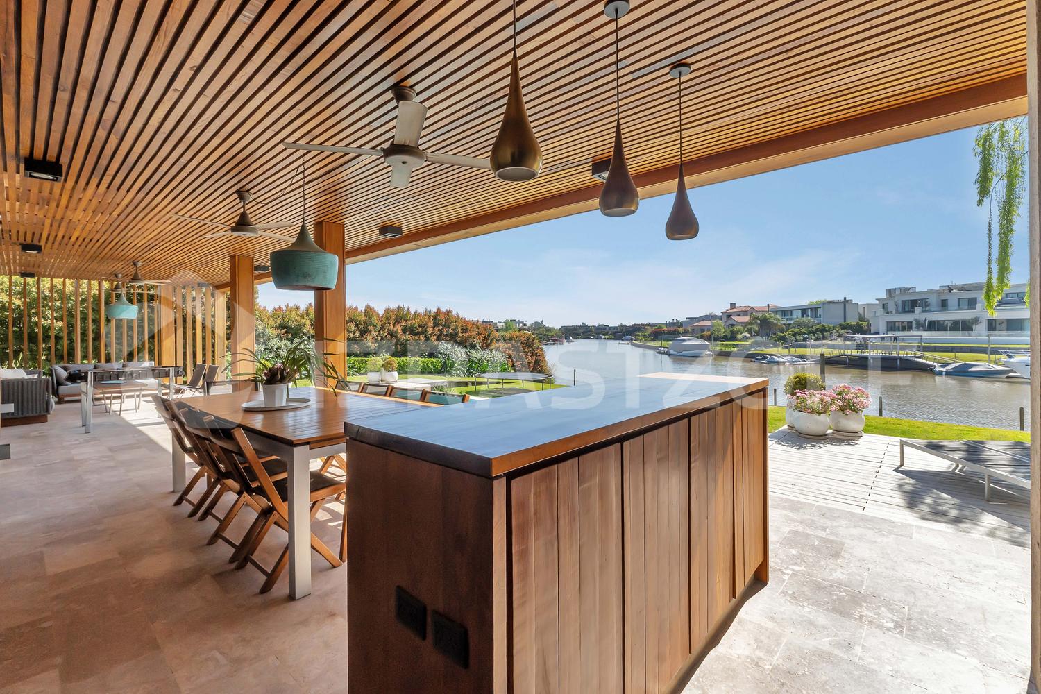 Galería con vista al canal y living exterior