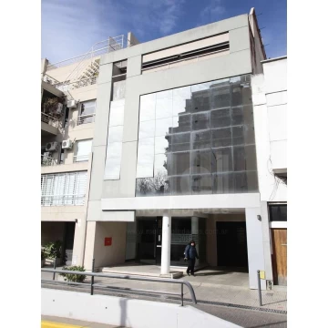 Amplia oficina en edificio con imágen corporativa, kitchenet