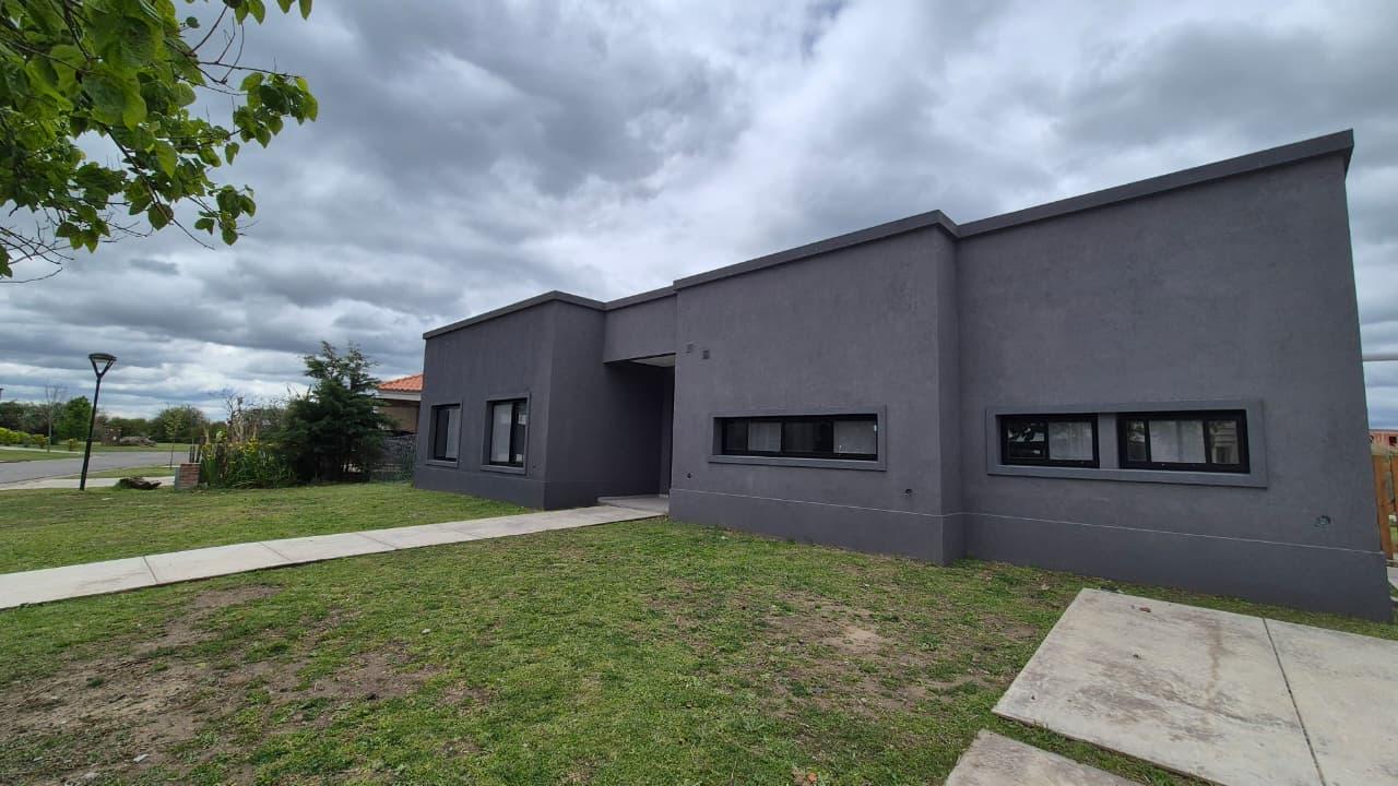 OPORTUNIDAD | Casa a estrenar sobre el agua | 3 dorm. dependencia - 3