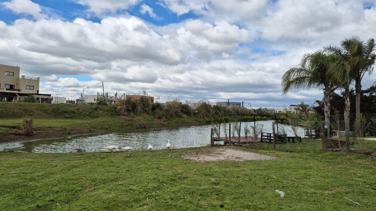 OPORTUNIDAD | Casa a estrenar sobre el agua | 3 dorm. dependencia - 5