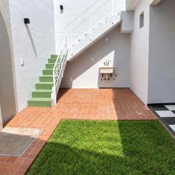 Casa de pasillo en venta, 2 dormitorios c/ patio y terraza en Luis Agote