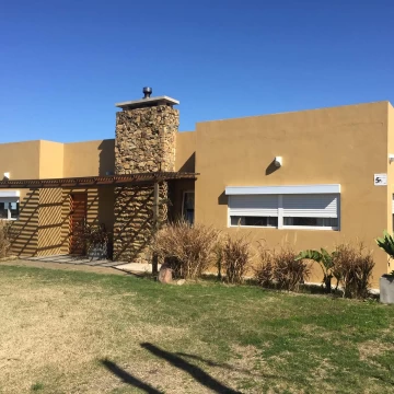 Hermosa casa con amplio terreno en Altos de San Carlos