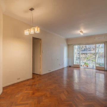 Venta. Semipiso Tres ambientes con dependencia balcón al frente. Belgrano