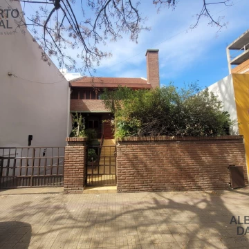 Casa de categoría en Bario Norte, 3 dormitorios (1 en suite), escritorio y cochera para 4 vehículos