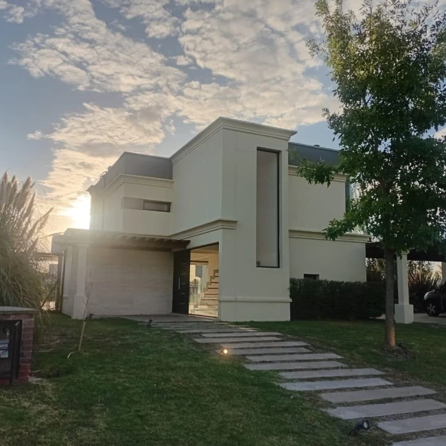Casa en venta con renta 6 ambientes en San Sebastián área 9 Pilar