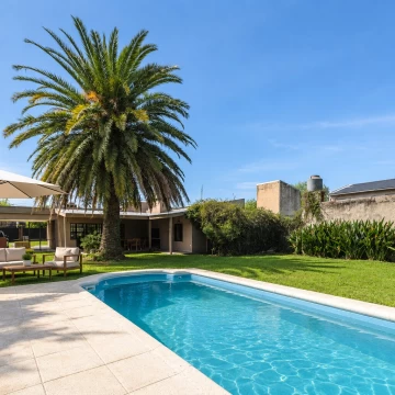 VENTA. CASA. 5 AMBIENTES. REFACCIONADA. PILETA. LONGCHAMPS.