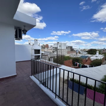 Departamento de 3 dormitorios con balcón y terraza con asador en General Paz