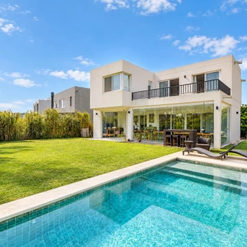 Venta de casa estilo moderno 4 dormitorios en dos plantas, jardín y pileta -Barrio Castaños Nordelta