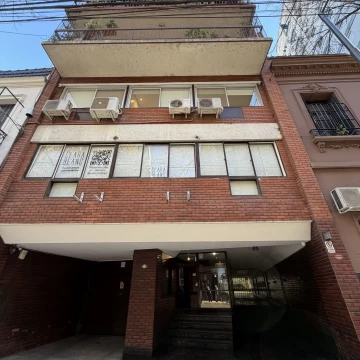 VENTA DE AMPLIA Y LUMINOSA OFICINA, RECOLETA