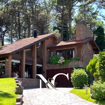 Casa en venta en Pinamar 5 amb a 300mts del mar con cochera