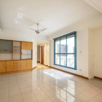 Departamento. 3 Ambientes con Escritorio. Caballito