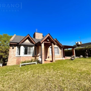 Venta casa 3 ambientes sobre lote de 706m2, Parque Sakura. Apta crédito