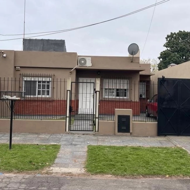 Venta Casa 3 ambientes en Platanos con Jardin Garage y Fondo libre