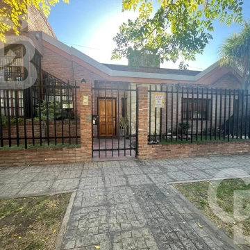 Venta Casa en Castelar de 5 ambientes con quincho y pileta