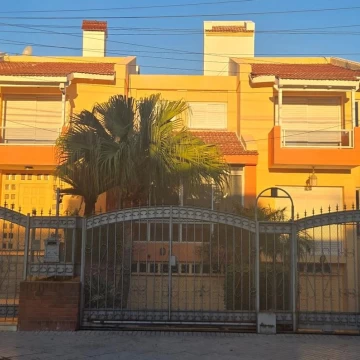 Venta Casa Rosario. 4 Dormitoros. Dos cocheras. Pileta Jardín. Permuta / Financiación.