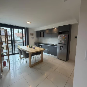 Semipiso de 4 ambientes con cochera Zona Guemes