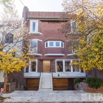Casa en venta en Barrio Parque con jardín y pileta. 5 cocheras