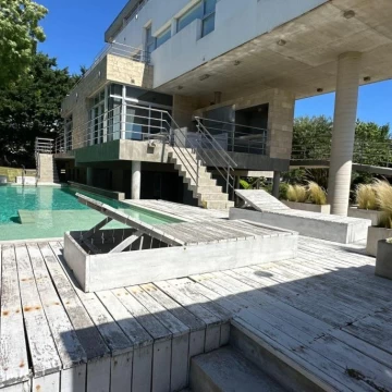 Exclusiva casa en venta a una cuadra del mar