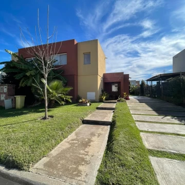 Casa muy funcional en Casas de San Patricio. Sin expensas.