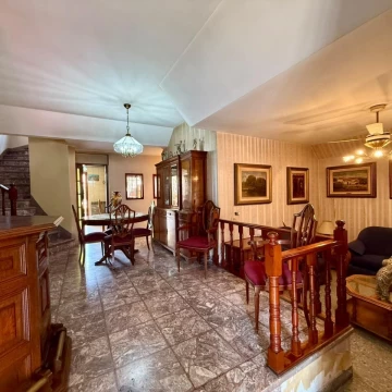 Venta Casa 5 Ambientes  Patio Quincho Pileta Cocheras Varios Autos  Avellaneda