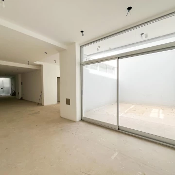 Local con sótano, patio semicubierto y patio descubierto en Almagro a la venta
