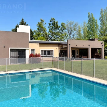 Venta casa 4 ambientes en Barrio Parque Sakura, Exaltacion de la Cruz. Apto crédito.