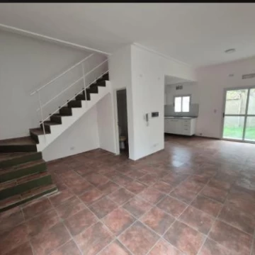 Alquiler duplex con cochera y patio en Ituzaingó