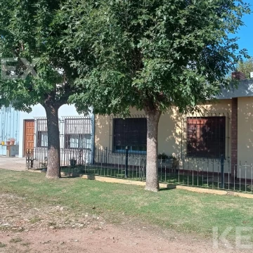 Casa en venta, 1,5 has. 2 viviendas, tinglado, quincho, garaje 4 autos, zona productiva. La Plata