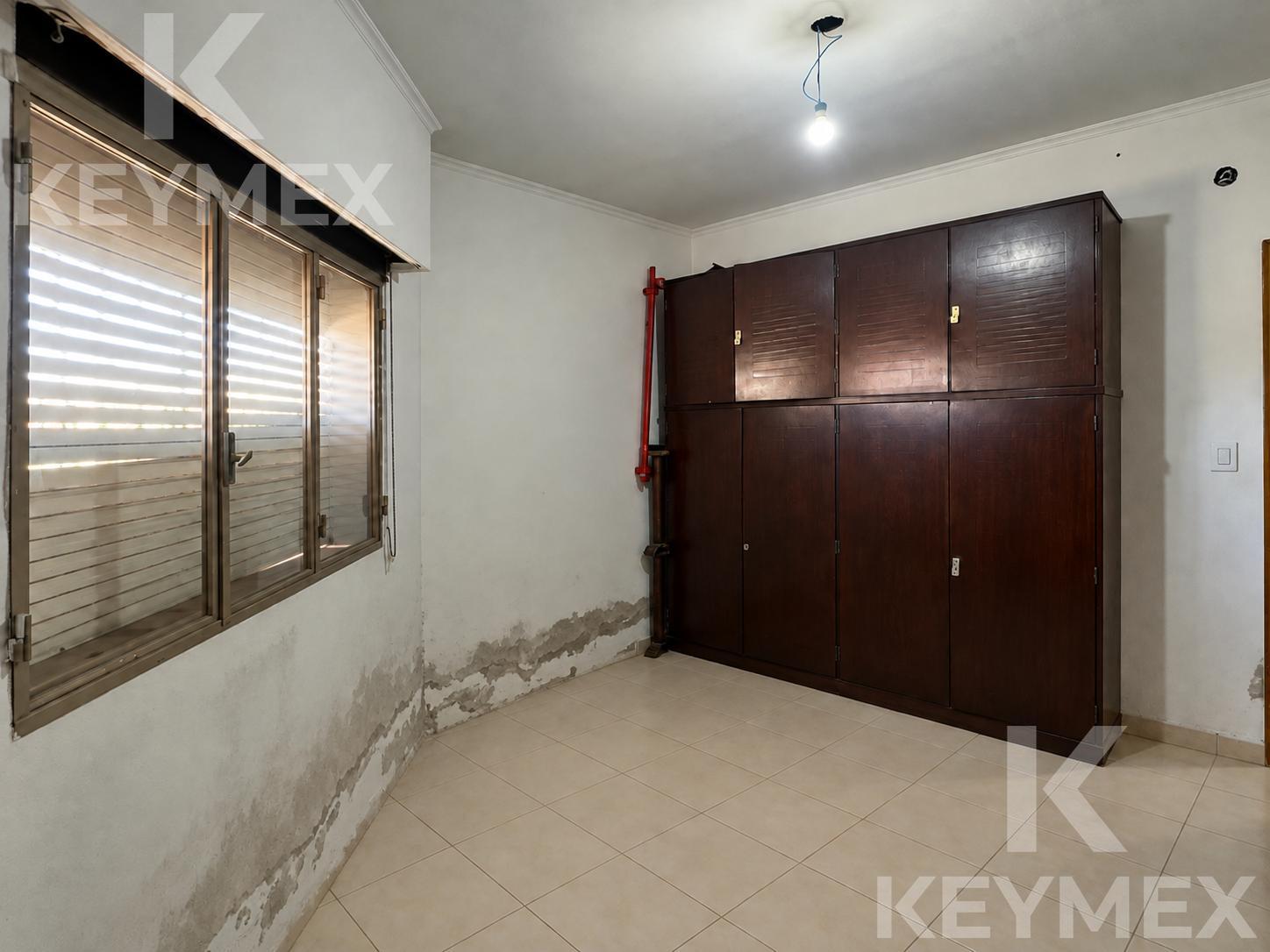 Dormitorio con esquina