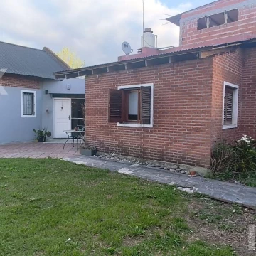 Casa en venta de dos dormitorios/ Los Hornos/ Posible Apto Banco