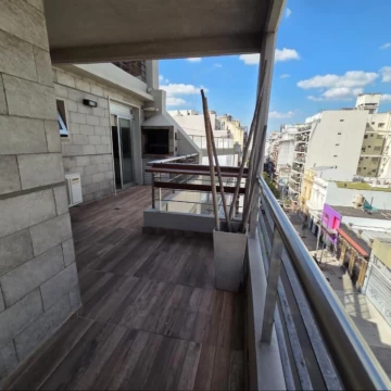 VENTA AMPLIO 2 AMBIENTES CON COCHERA EN RECOLETA