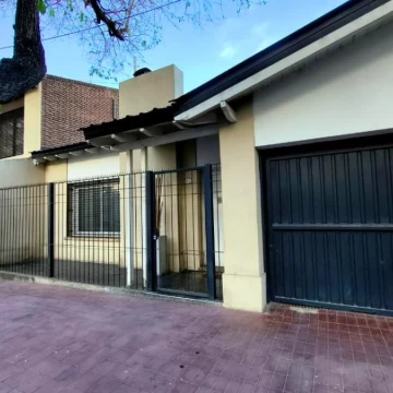 Hermosa casa a la Venta Rioja 400 entre República de Siria y Morón B° Oficiales del Ejercito