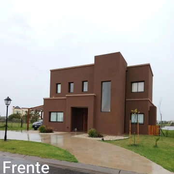 Casa en venta de 3 dorm a la laguna en San Sebastian