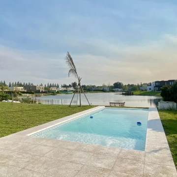 CASA EN SAN MATIAS A LA LAGUNA EN VENTA CON PISCINA Y MUELLE