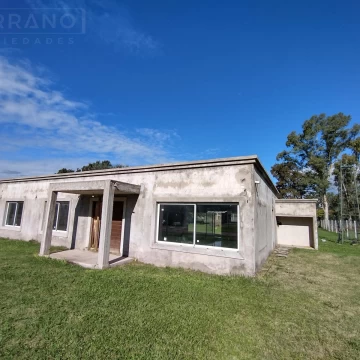 Venta. Casa A Terminar. 4 Ambientes. Lote 1.948 M2. Barrio Parque Sakura 3