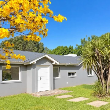 Venta. Casa 3 Ambientes. Con Quincho y Parrilla. Barrio Parque Sakura