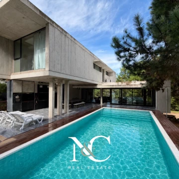 Casa en venta en Costa Esmeralda hormigón visto con cochera
