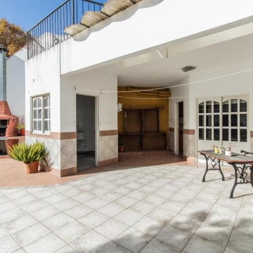Casa en venta de 5 ambientes con jardín, suite y cochera cubierta en Villa Luro