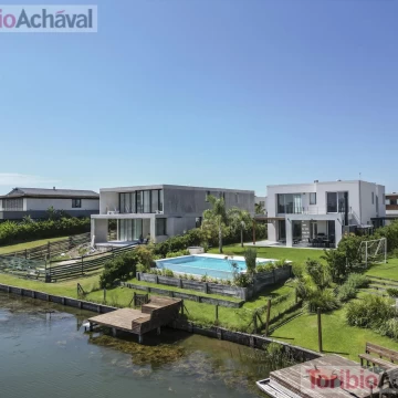 Casa a la laguna, en Venta, en Barrio Los Castaños, impecable estado