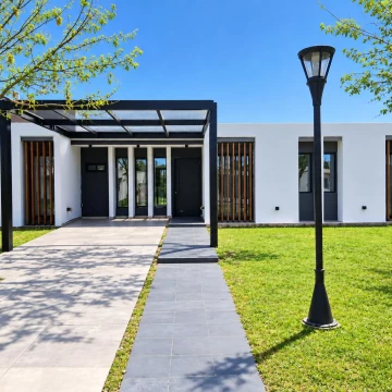 CASA A ESTRENAR HARAS SANTA MARIA 5 AMBIENTES LOTE 747 M2