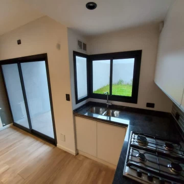 VENTA DE CASA 5 AMBIENTES EN OLIVOS PATIO PARRILLA