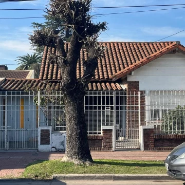 Casa en venta de 4 ambientes con cochera y parque en Castelar 